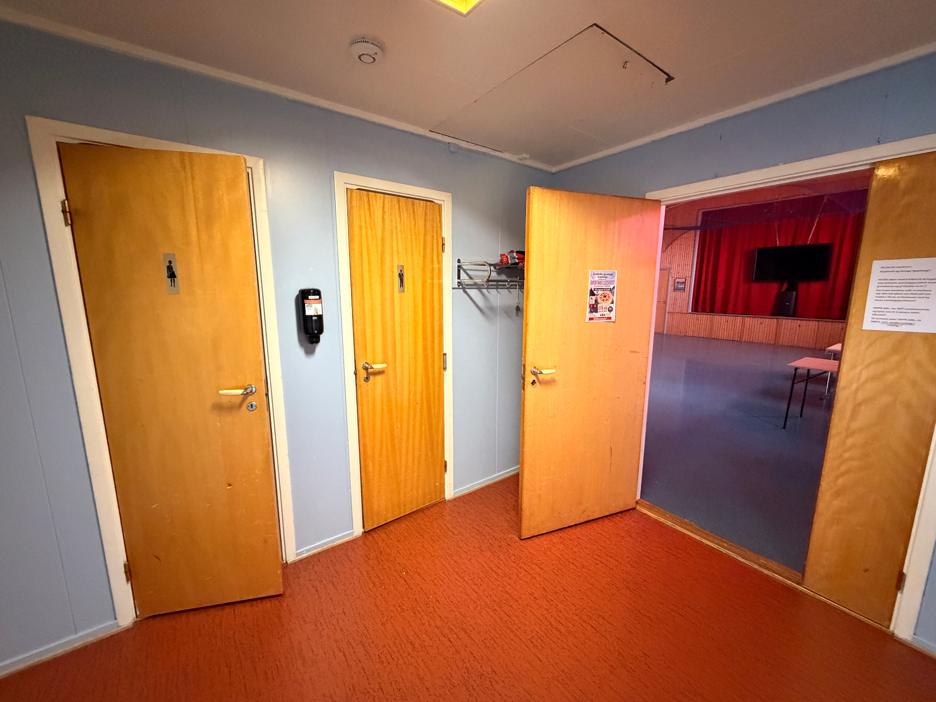 Garderobe og toaletter